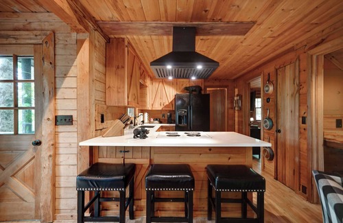 Big Canoe Cabin | The Guest House – Historic Log cabin in Big Canoe