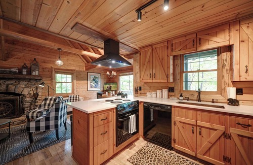 Big Canoe Cabin | The Guest House – Historic Log cabin in Big Canoe