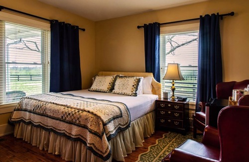 Paris Bed & Breakfast | The Guesthouse at Rosecrest Farm
