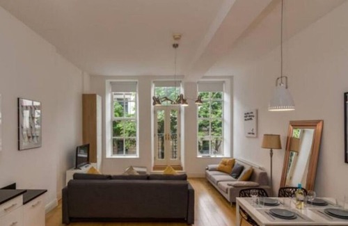 Cathedral Quarter Apartment | The Half Bap - Modern 1 Bed Apt in Belfast's Historic Cathedral Quarter
