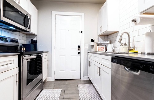 Sweetbriar Apartment | "The Haven" - Modern Cozy 2BR/1Bn2BR - 1 King Bed, 2 Double Bed