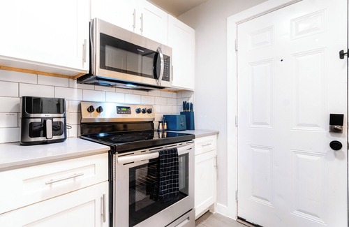 Sweetbriar Apartment | "The Haven" - Modern Cozy 2BR/1Bn2BR - 1 King Bed, 2 Double Bed