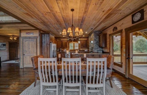 Blue Ridge Cabin | The Haven on Toccoa - River deck | Fire Pit | Hot Tub | Outdoor Fireplace