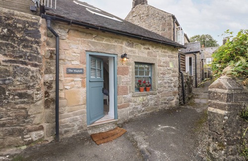 Winster Cottage | THE HAYLOFT, romantic, character holiday cottage in Winster