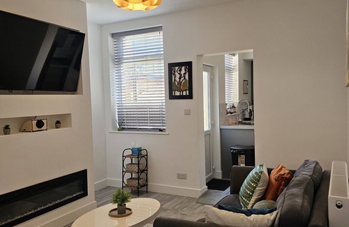 Derby House | The Hearth House – Cosy 3-Bed Retreat wt Fireplace. Sleeps 7