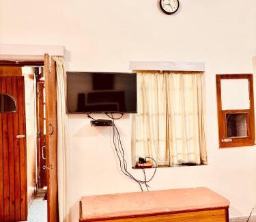 Kasauli Apartment | The Heritage manor l on mall road Kasauli l Private Lawn l 2 Min walk to heritage market