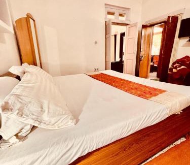 Kasauli Apartment | The Heritage manor l on mall road Kasauli l Private Lawn l 2 Min walk to heritage market