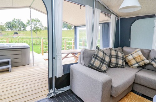 Llandrindod Wells Cottage | THE HERON, pet friendly, with hot tub in Rhayader