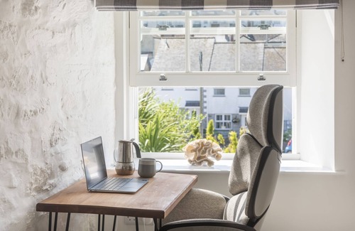 Porthleven Apartment | The Hideaway - a house that sleeps 4 guests in 2 bedrooms