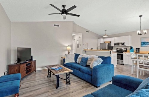 Garden City Cottage | The Hideaway Cottage 2br 2ba only 75yds from the beach!