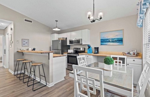 Garden City Cottage | The Hideaway Cottage 2br 2ba only 75yds from the beach!