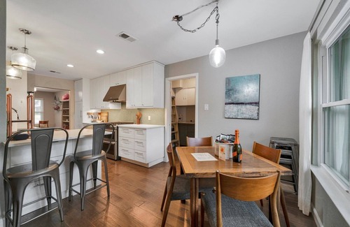 East Oak Hill House | The Hideaway Vaca-South Austin: A Swim & Grill Oasis with Game Barn & back deck