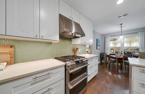 East Oak Hill House | The Hideaway Vaca-South Austin: A Swim & Grill Oasis with Game Barn & back deck