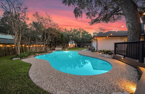 East Oak Hill House | The Hideaway Vaca-South Austin: A Swim & Grill Oasis with Game Barn & back deck