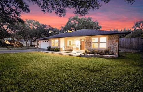 East Oak Hill House | The Hideaway Vaca-South Austin: A Swim & Grill Oasis with Game Barn & back deck
