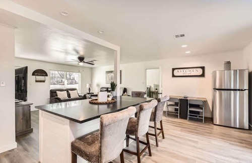 Georgetown House | The Highland Hideaway-Walk to the Historic Square!