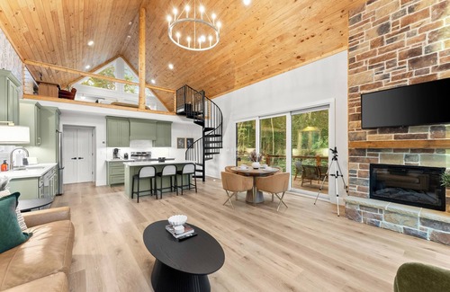 Cleveland Cabin | The Hightower Cabin - Luxury Mountain Cabin - Pickleball - Hot Tub - King Beds