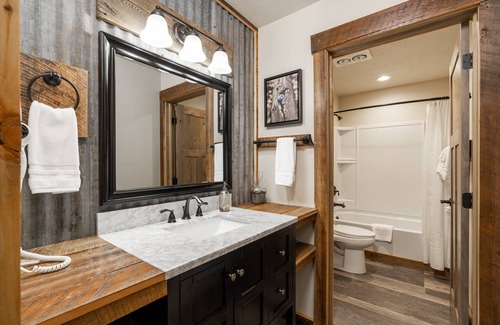 West Yellowstone Hotel | The Hilgard Queen Suite