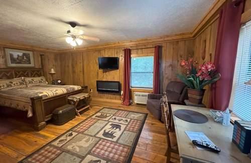 Mountain View Cabin | The Hilltop Cabins - Hunter's
