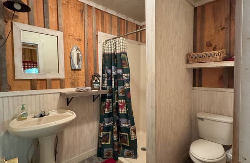Mountain View Cabin | The Hilltop Cabins - Farmhouse