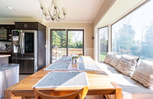 Warwick House | The Hilltop Fenced 8-Acre Dog-Friendly Retreat