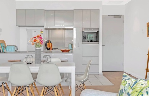 Adelaide Central Business District Apartment | The Hindmarsh Hotel style Pad with Hills Panorama