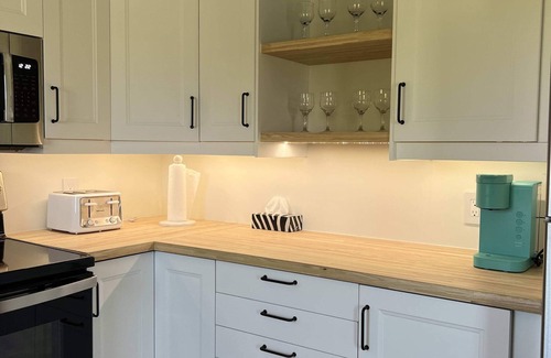 Victoria House | The Historic 1900 Orient Hotel | Victoria-by-the-Sea Gem | Newly Renovated for 2