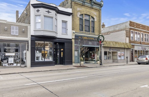 Historic Downtown Racine House | The Hive 2 Bedroom/2 Bath by Harbor and Root River