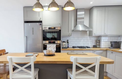 Emsworth Cottage | The Hive - a cottage that sleeps 4 guests in 2 bedrooms