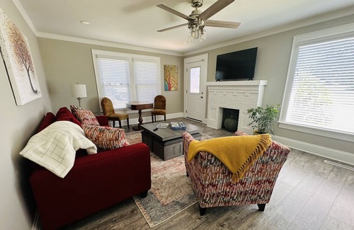 Statesville House | The Hive: Walking Distance to Downtown Statesville. Private parking - 4 cars ๐