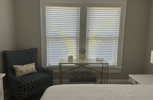 Statesville House | The Hive: Walking Distance to Downtown Statesville. Private parking - 4 cars ๐