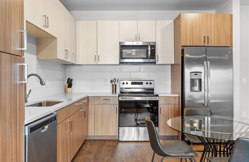 Eighth Avenue Apartment | The Hollywood Suite The Gulch