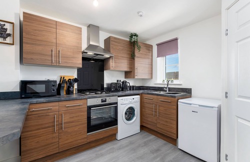 Lincoln House | The Holt - 2 DBL Bedrooms with Parking