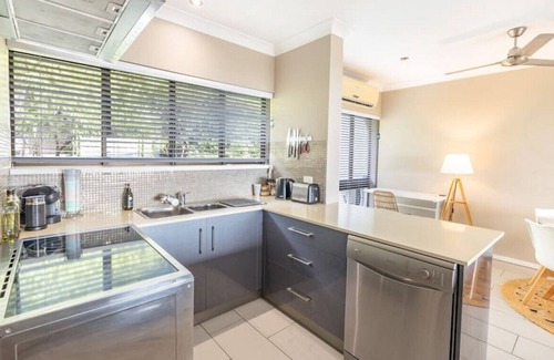 Cannonvale Apartment | The Horizon coral sea views Cannonvale