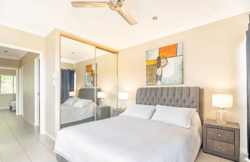Cannonvale Apartment | The Horizon coral sea views Cannonvale