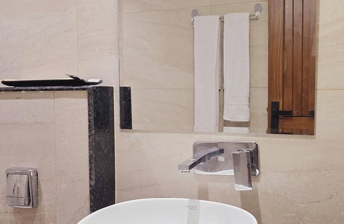 New Delhi Hotel | The hotel has a relaxing ambience with in house dining and spacious cafeteria.