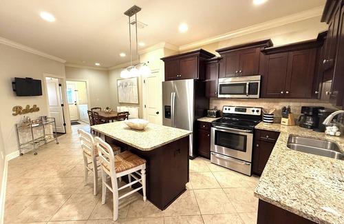 Oxford House | The Hotty Toddy Townhouse! Sleeps 8, 3 Bedrooms, 3.5 baths & 2 miles from Campus