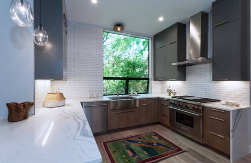 Barton Heights House | The House of Yes- Luxury Urban Farm House. Walking distance to downtown