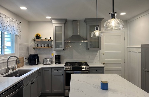 Niantic House | The House with the Blue Door - 3 Minutes from Downtown Niantic!