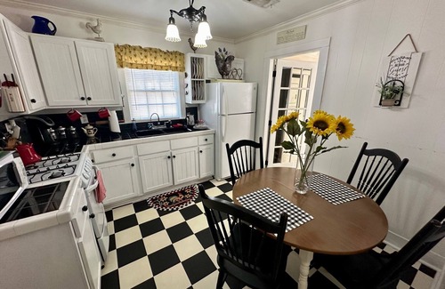 Holly Springs House | The Hummingbird Cottage - Entire House