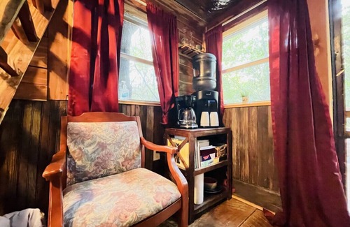 Checotah Cabin | The Hummingbird Treehouse