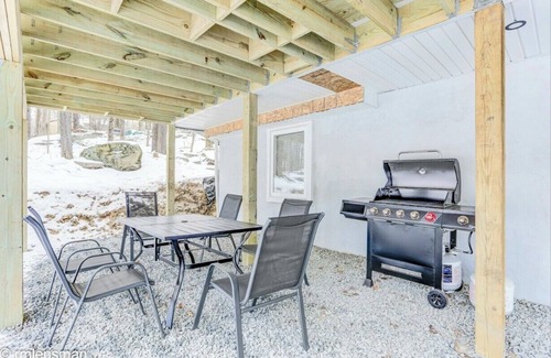 Lake Ariel Cabin | THE HUT HOUSE-3 BR/3 BATH, GAME ROOM, MASSAGE CHAIR IN BEAUTIFUL LAKE ARIEL