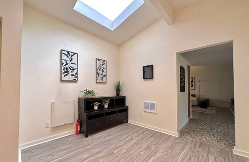 Northwest Bellevue Apartment | The Infinite Fountain Side Close to BellevueSquare