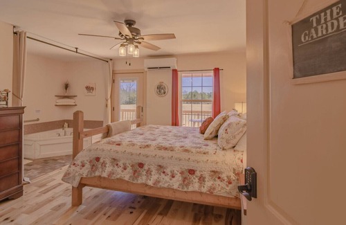 Whitley City Bed & Breakfast | The Inn at Beulah Farm - The Garden