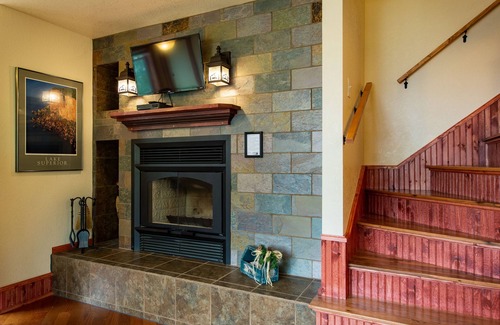 Croftville Condo | The Inn at Croftville Road Cottages #5. On the Shore of Lake Superior.