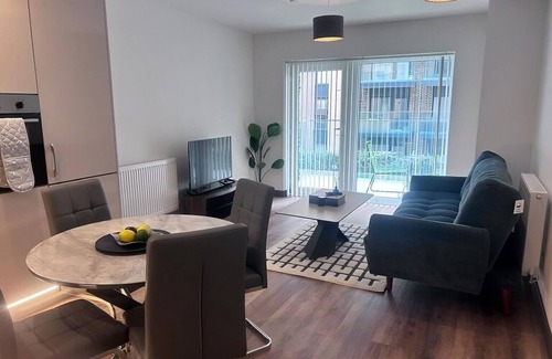 Harlow Apartment | The Ivy Abode 2 bedroom Apartment