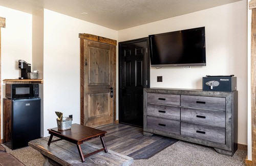 West Yellowstone Hotel | The Jack Creek King Suite