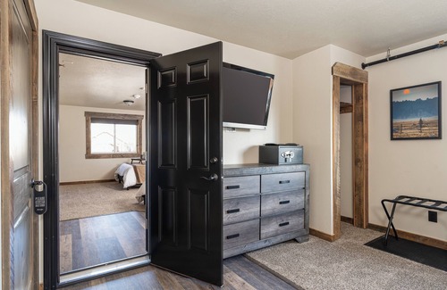 West Yellowstone Hotel | The Jack Creek King Suite