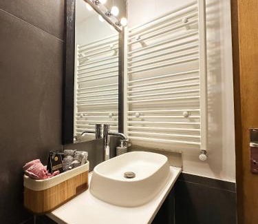 Craiova Apartment | The Jungle - Modern Central Studio & Free Parking