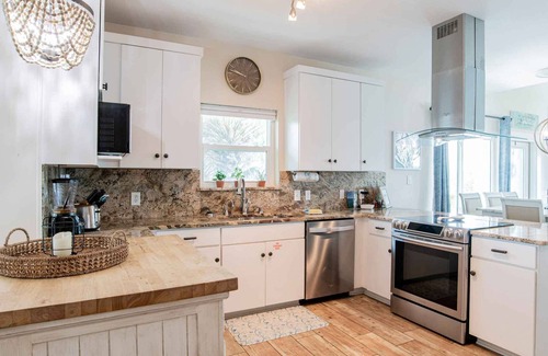 Sharp Reef House | The Key Lime Cottage | Pet Friendly, Pool, Canal!
